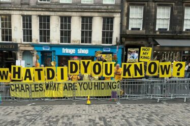 Les Royals rencontrés par des manifestants bruyants alors qu'ils arrivent pour le service Thistle - "Que saviez-vous ?"