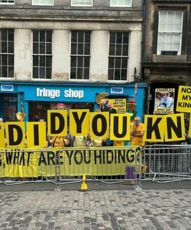 Les Royals rencontrés par des manifestants bruyants alors qu'ils arrivent pour le service Thistle - "Que saviez-vous ?"