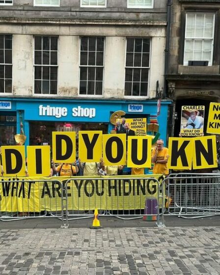 Les Royals rencontrés par des manifestants bruyants alors qu'ils arrivent pour le service Thistle - "Que saviez-vous ?"