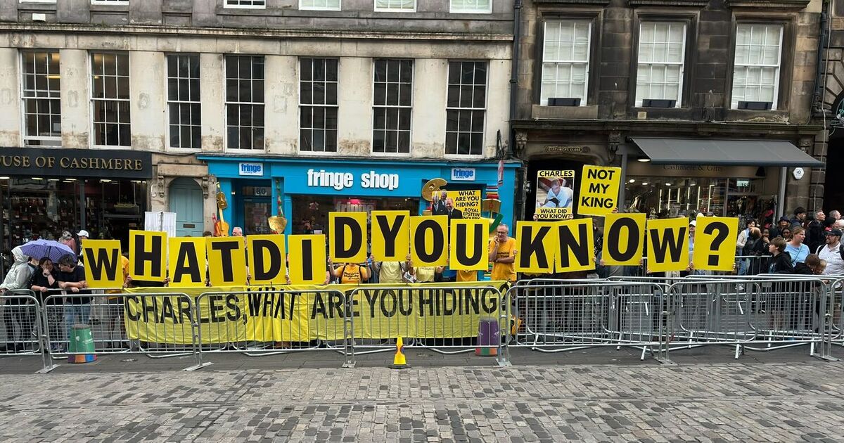 Les Royals rencontrés par des manifestants bruyants alors qu'ils arrivent pour le service Thistle - "Que saviez-vous ?"