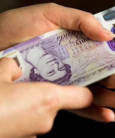 Les retraités plus âgés de l'État peuvent être éligibles à une augmentation instantanée de 100 £ en vertu de cette règle du HMRC