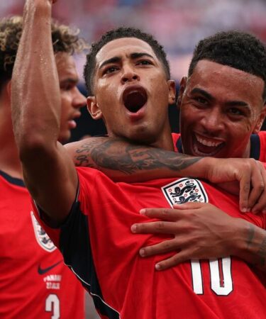 Les stars anglaises de la Coupe du monde souffrent d'un racisme ignoble alors que Sadiq Khan prévient que c'est « hors de contrôle »