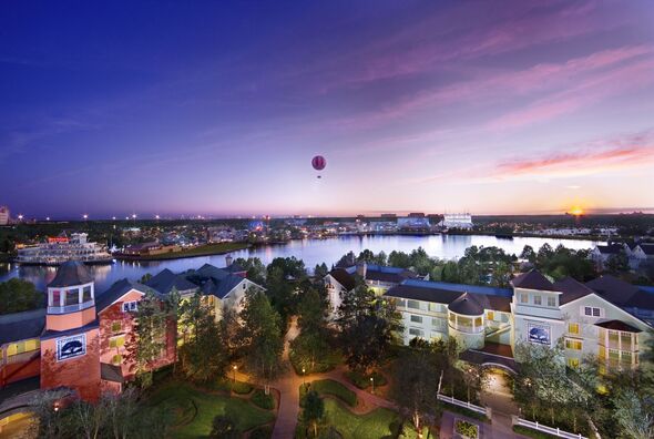 Vue aérienne du centre-ville de Disneyworld depuis l'hôtel Saratoga Springs Vue aérienne du centre-ville de Disneyworld depuis l'hôtel Saratoga Springs