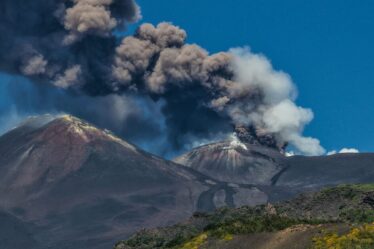 Mont Etna EN DIRECT : une éruption déclenche une alerte rouge sur le volcan en Sicile – avertissement urgent aux Britanniques