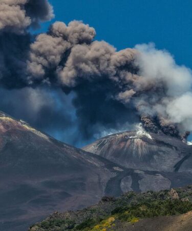 Mont Etna EN DIRECT : une éruption déclenche une alerte rouge sur le volcan en Sicile – avertissement urgent aux Britanniques
