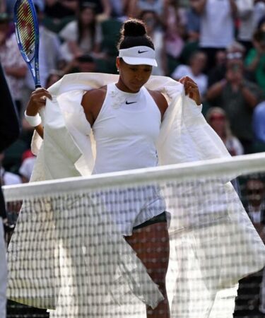 Naomi Osaka fait sensation sur le court central de Wimbledon avec un choix de tenue audacieux