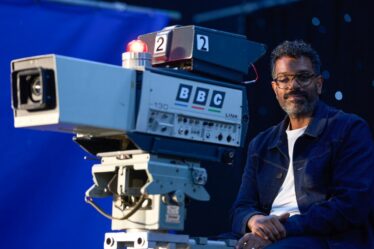 Révolte de la BBC après que Romesh Ranganathan a été payé pour une annonce de plaidoyer en matière de droits de licence après des suppressions d'emplois