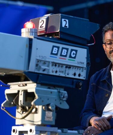 Révolte de la BBC après que Romesh Ranganathan a été payé pour une annonce de plaidoyer en matière de droits de licence après des suppressions d'emplois