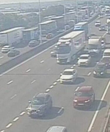 Trafic M25 EN DIRECT : Chaos aux heures de pointe alors qu’un incident sur une autoroute majeure entraîne la fermeture