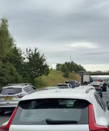 Trafic sur la M60 : toutes les voitures arrêtées près d'Oldham en raison d'un incident - retards énormes