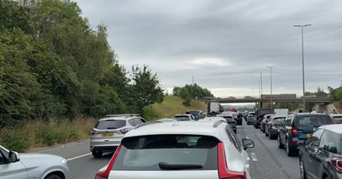 Trafic sur la M60 : toutes les voitures arrêtées près d'Oldham en raison d'un incident - retards énormes