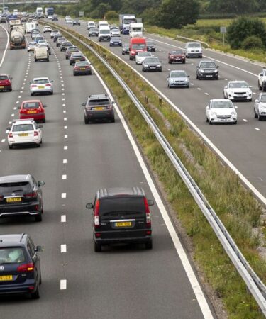 Tragédie : un garçon de 13 ans décède et une femme transportée d'urgence à l'hôpital après l'horreur du crash du M4