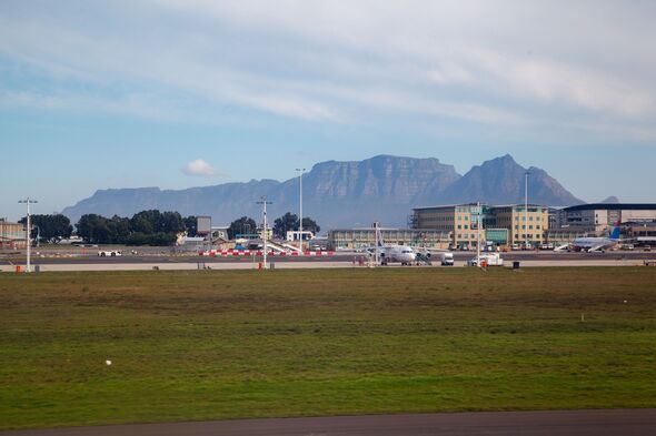 L'aéroport international du Cap et le magnifique paysage de Table Mountain, Afrique du Sud