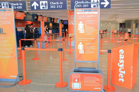 Contrôle de la taille des bagages Easyjet à l'aéroport Leonardo da Vinci-Fiumicino de Rome Italie